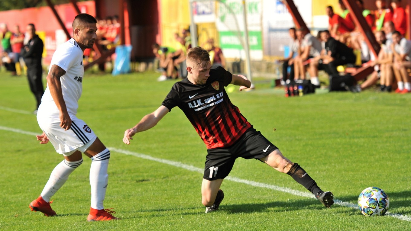 Peter Jasenovský (vpravo) a  Matúš Turňa v súboji o loptu počas zápasu 2. kola Slovnaft Cupu 2019/2020 TJ Jednota Bánová - FC Spartak Trnava.