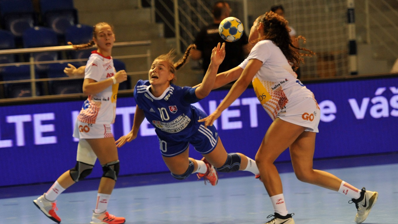 Faulovaná Slovenka Barbora Lanczová počas stretnutia D skupiny Španielsko - Slovensko na majstrovstvách Európy do 17 rokov v roku 2017.