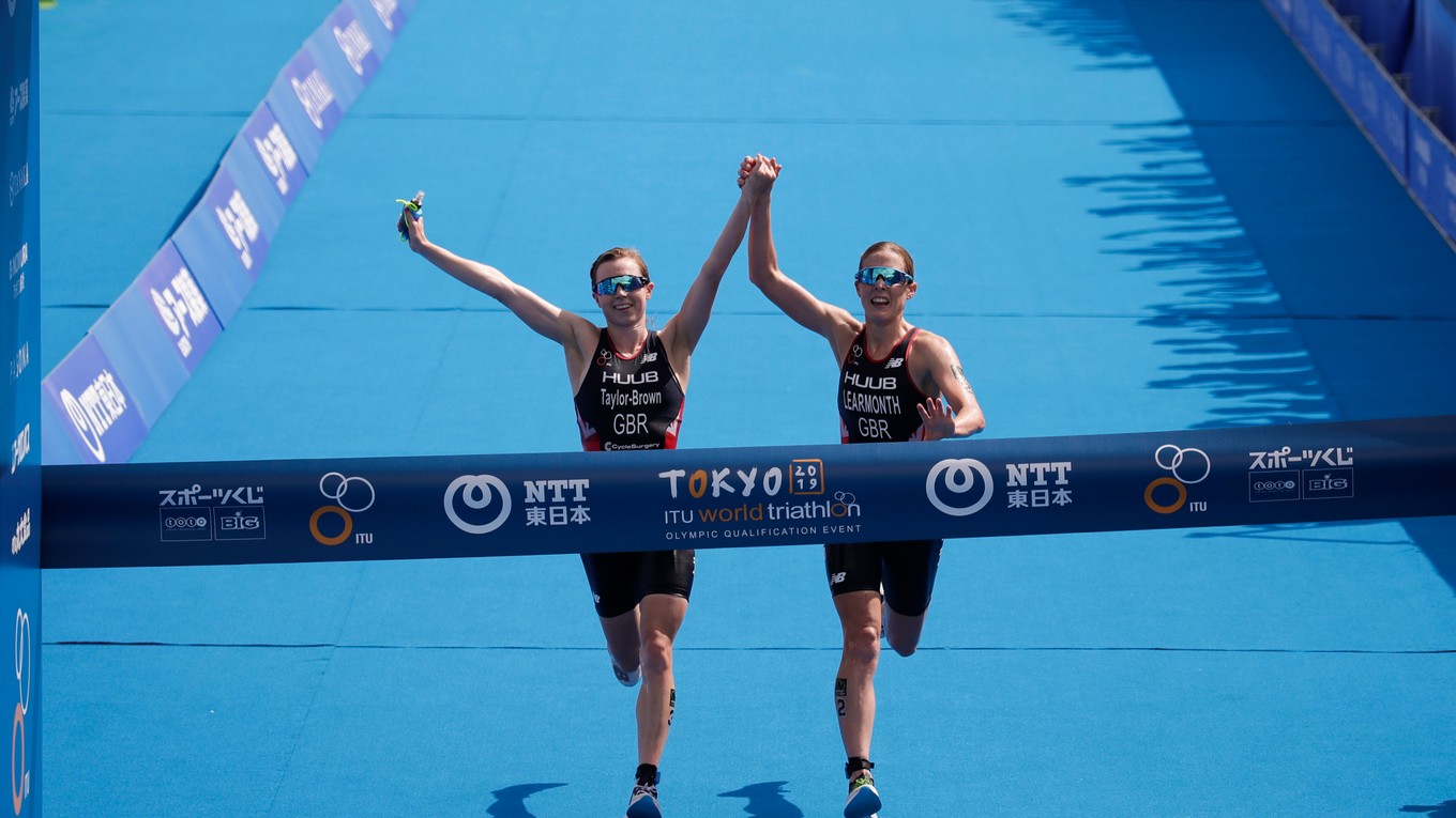 Britky Georgia Taylorová-Brownová a Jessica Learmonthová sa držali za ruky, diskvalifikovali ich.