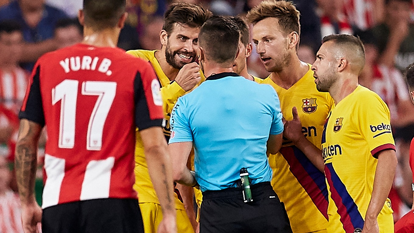 Gerard Pique v zápase Athletic Bilbao - FC Barcelona.