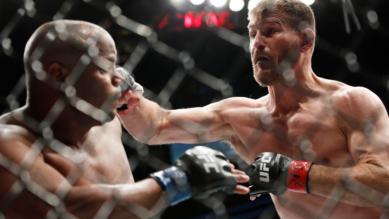 Stipe Miocic (vpravo) sa stal šampiónom ťažkej váhy.