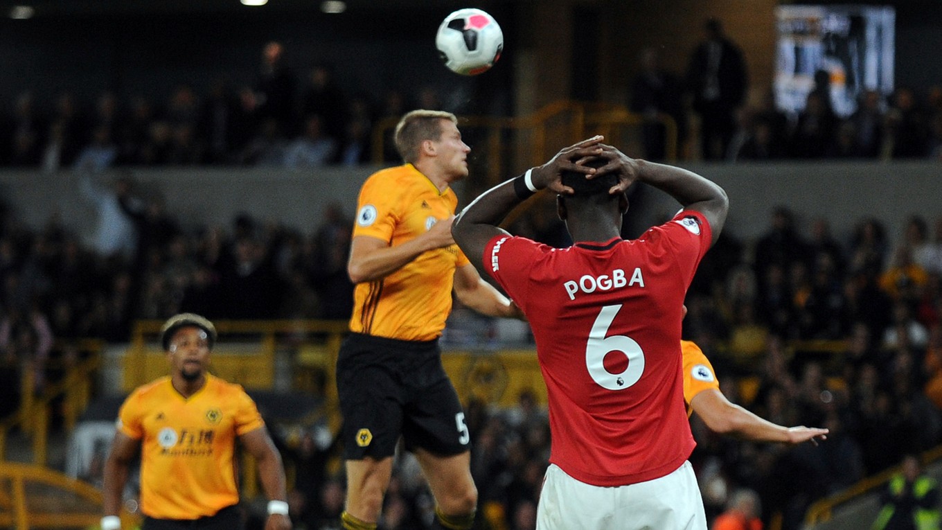 Paul Pogba po nepremenenej penalte v zápase 2. kola Premier League 2019/2020 Wolverhampton Wanderers - Manchester United.