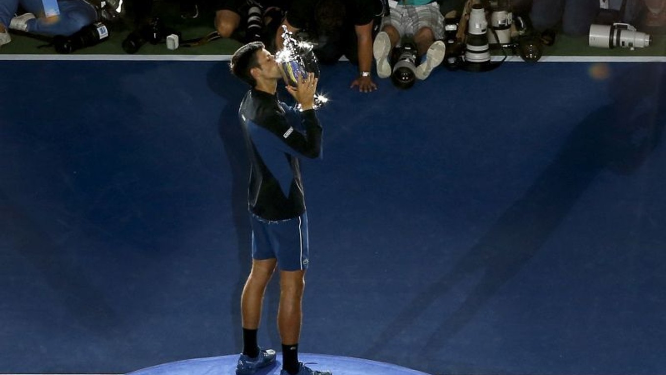 Novak Djokovič bozkáva trofej pre šampióna US Open 2018.