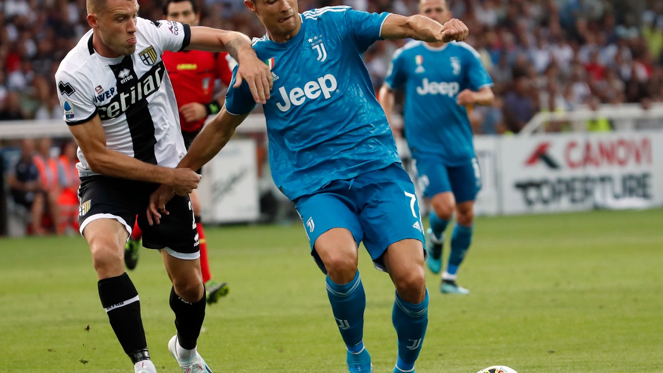 Cristiano Ronaldo (vpravo) v súboji so Simonem Iacoponim v prvom zápase novej sezóny Serie A.