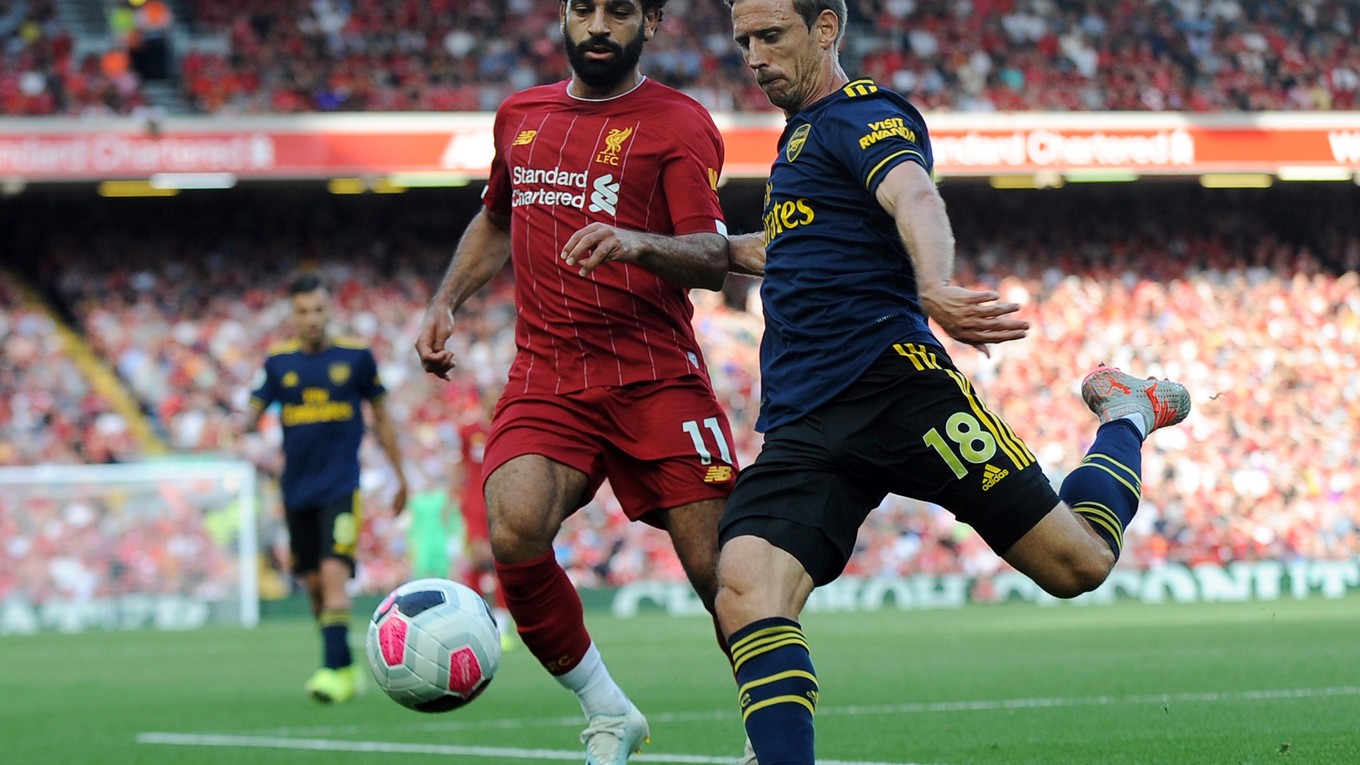Mohamed Salah (vľavo) a Nacho Monreal v súboji o loptu v zápase 3. kola anglickej Premiere League.