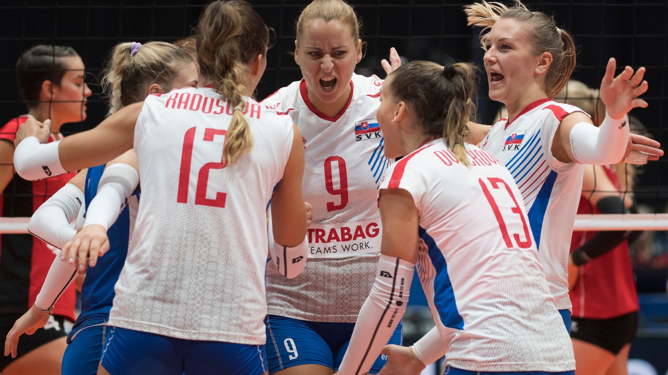 Na snímke slovenské volejbalistky sa radujú po víťazstve 3:0 nad Švajčiarkami.