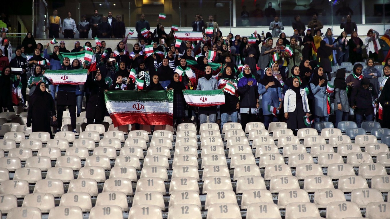 Iránske futbalové fanúšičky spievajú hymnu pred začiatkom prípravného zápasu.