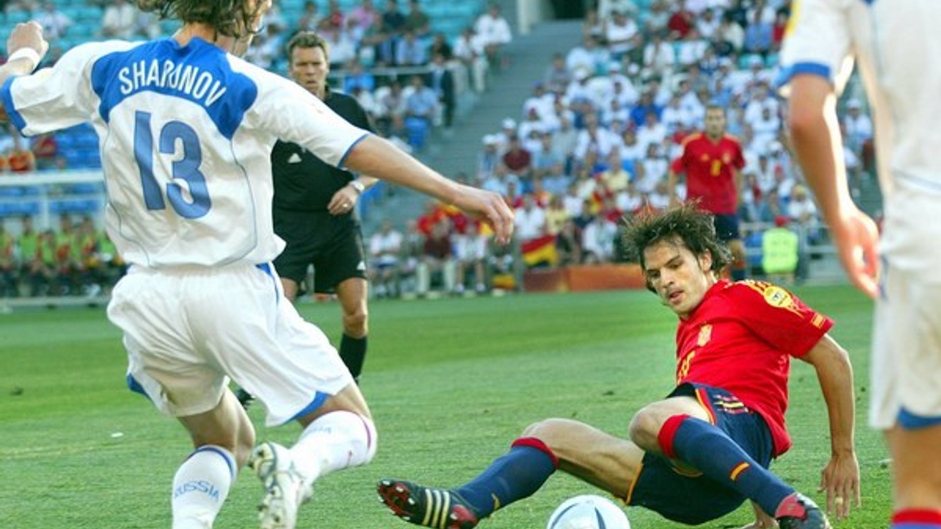 Morientes (v červenom) si zahral za Španielsko aj na ME 2004. Na snímke v zápase proti ruskej reprezentácii.