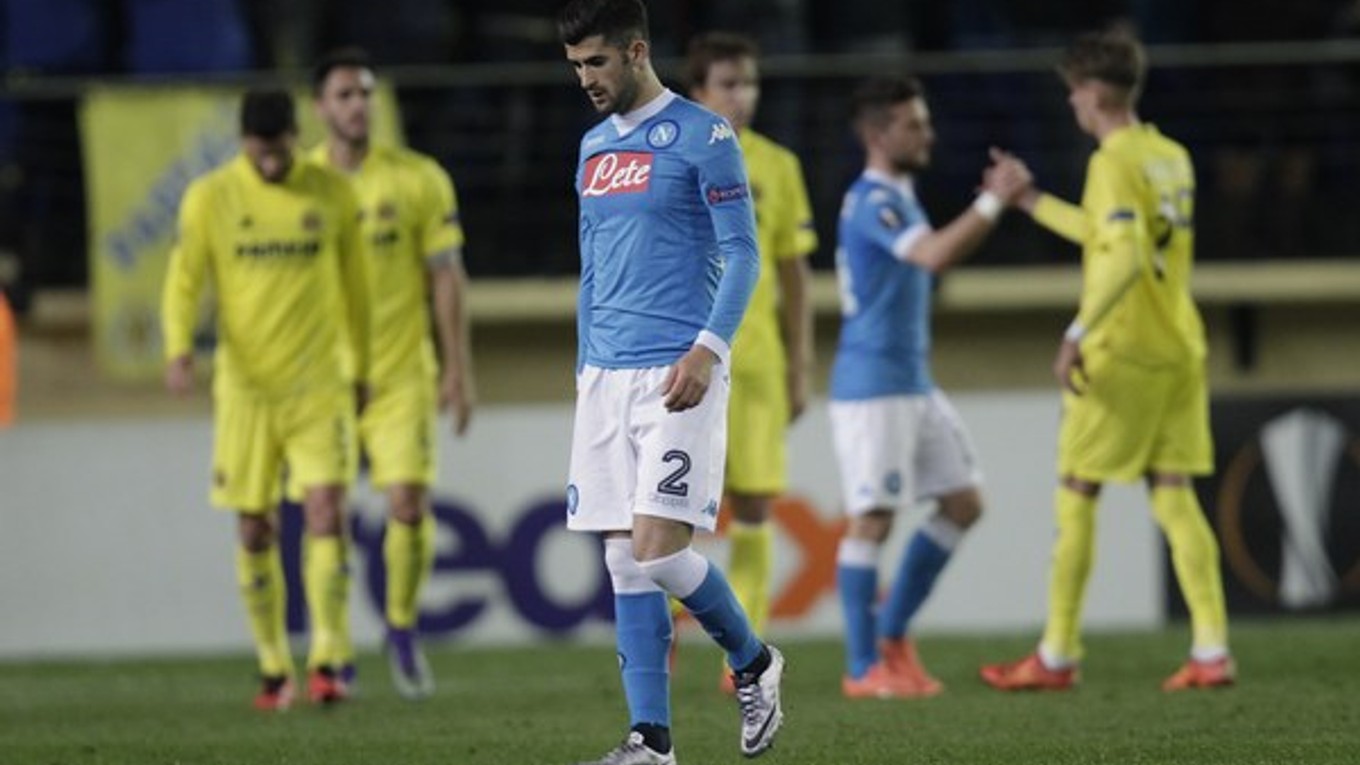 Sklamaný hráč Neapola Elseid Hysaj po prehre 0:1 na pôde Villarrealu.