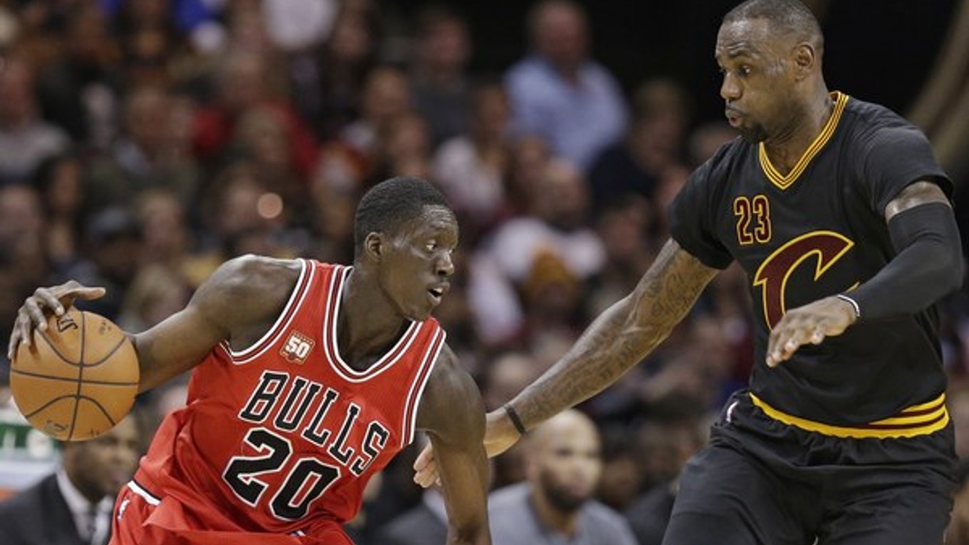 Tony Snell z Chicaga (vľavo) a LeBron James z Clevelandu.