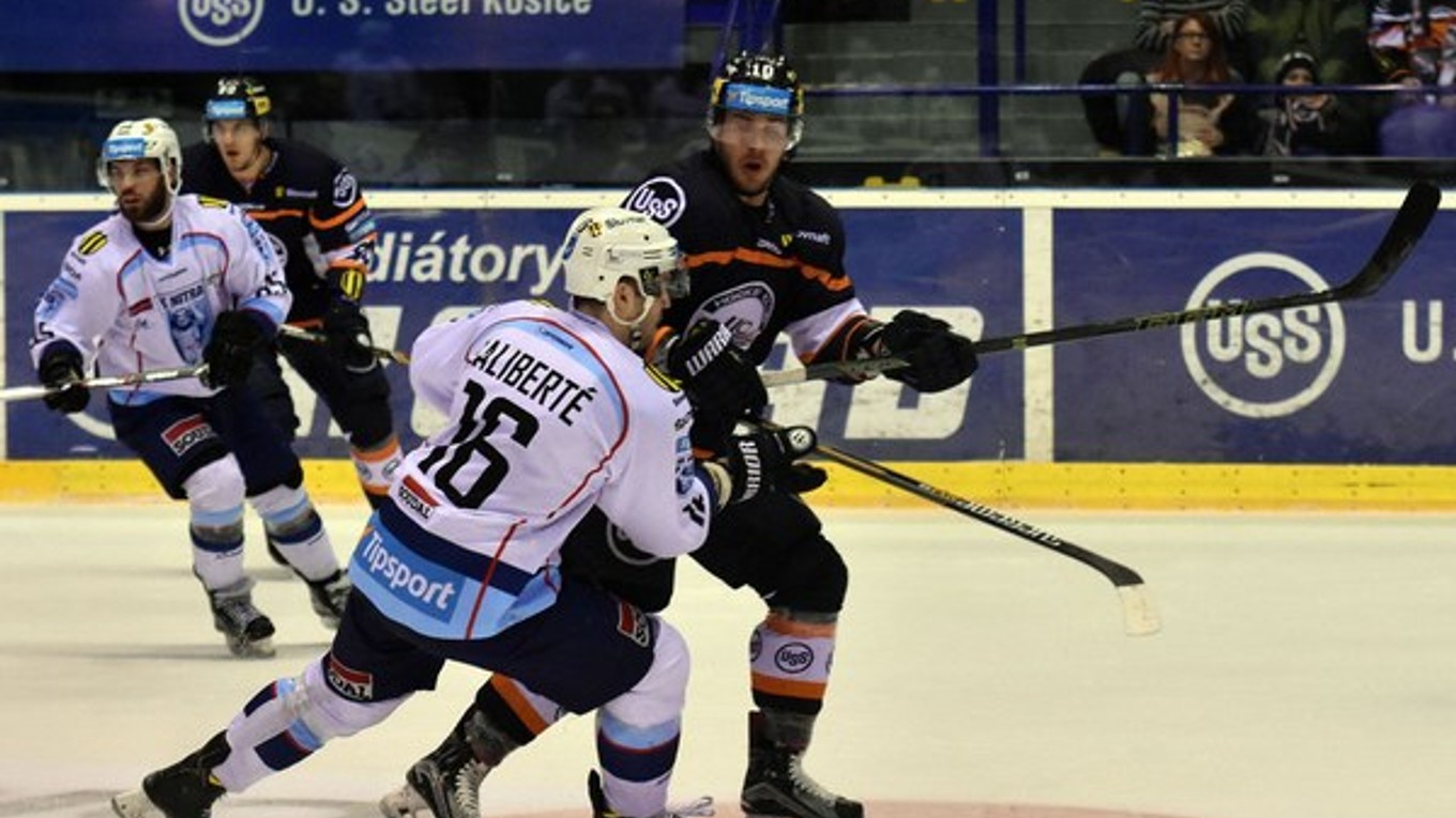 Vľavo hráč HK Nitra David Laliberté, vpravo hráč HC Košice Jakub Suja v zápase 48. kola hokejovej Tipsport Ligy.