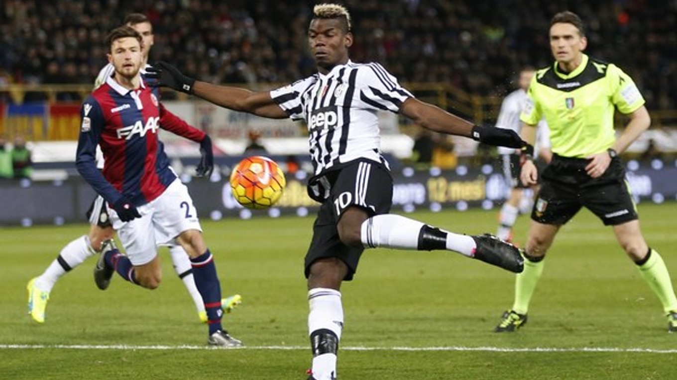 Hráč Juventusu Paul Pogba (v strede) sa dostáva do zakončenia v zápase proti Bologni.