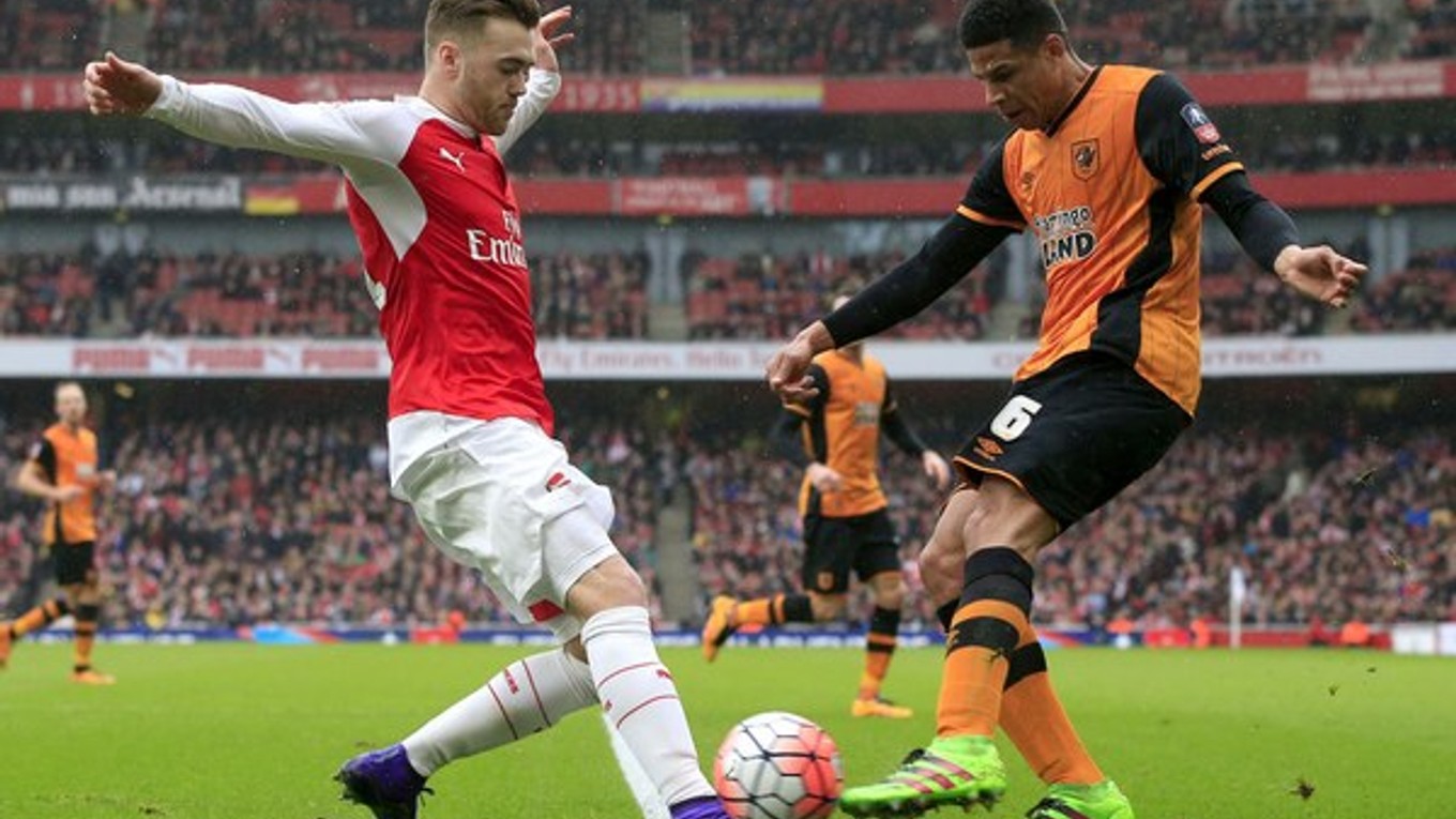 Súboj o loptu medzi domácim Calumom Chambersom (vľavo) a Curtisom Daviesom z Hullu.