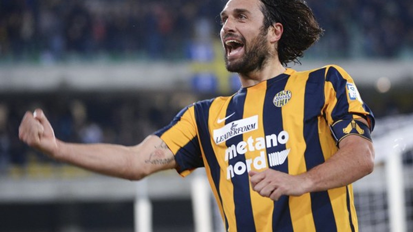 Nestarnúci kanonier Luca Toni poslal Hellas do vedenia.