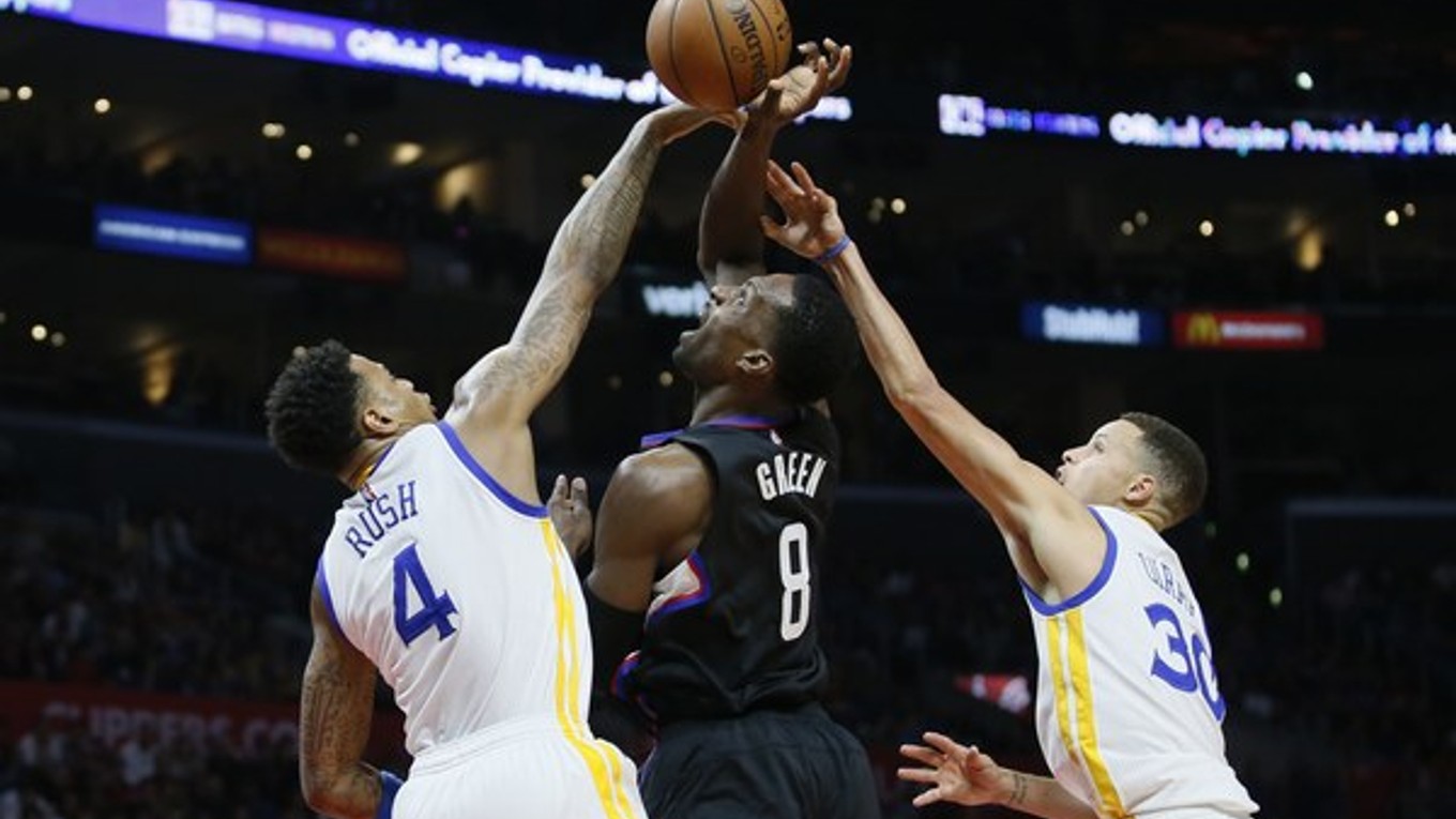 Dvojica hráčov Golden State Brandon Rush (vľavo) a Stephen Curry (vpravo) sa pokúša zabrániť v skórovaní Jeffovi Greenovi z Los Angeles Clippers.