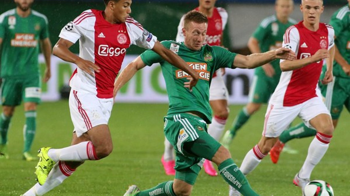 Jairo Riedewald (vľavo) je v súčasnosti oporou Ajaxu.