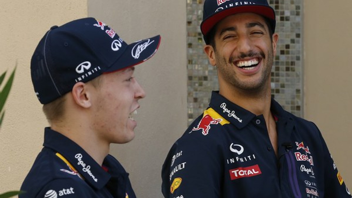 Dvojica jazdcov stajne Red Bull v dobrej nálade. Vľavo Daniil Kvjat a vedľa neho tímový kolega Daniel Ricciardo.