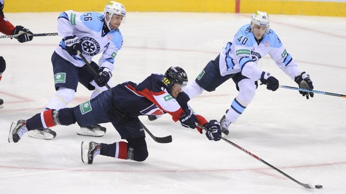 Hráči Sibiru Novosibirsk (v bielom) využili výhodu domáceho ľadu v súboji proti Vladivostoku.