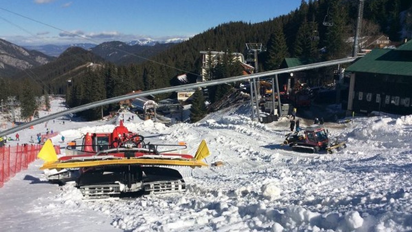 Ratraky v Jasnej upravujú trať.