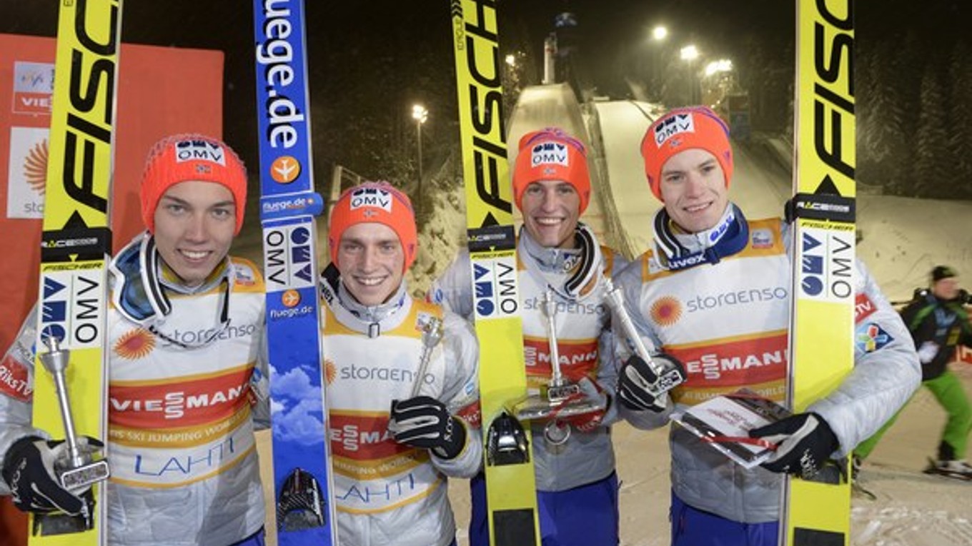 Víťazný nórsky tím (zľava) Kenneth Gangnes, Daniel-André Tande, Anders Fannemel a Johann André Forfang.