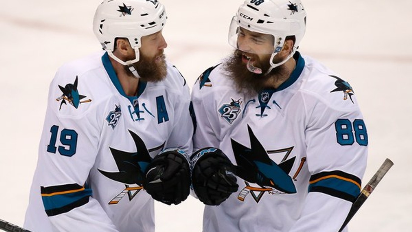 Pomáha im brada k víťazstvám? "Žraloci" Joe Thornton (vľavo) a Brent Burns. Najmä prvý menovaný prežil na ľade St. Louis skvelý večer.