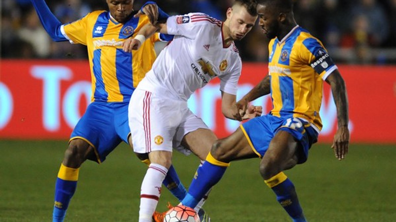 Morgan Schneiderlin v obkľúčení dvojice domácich hráčov.