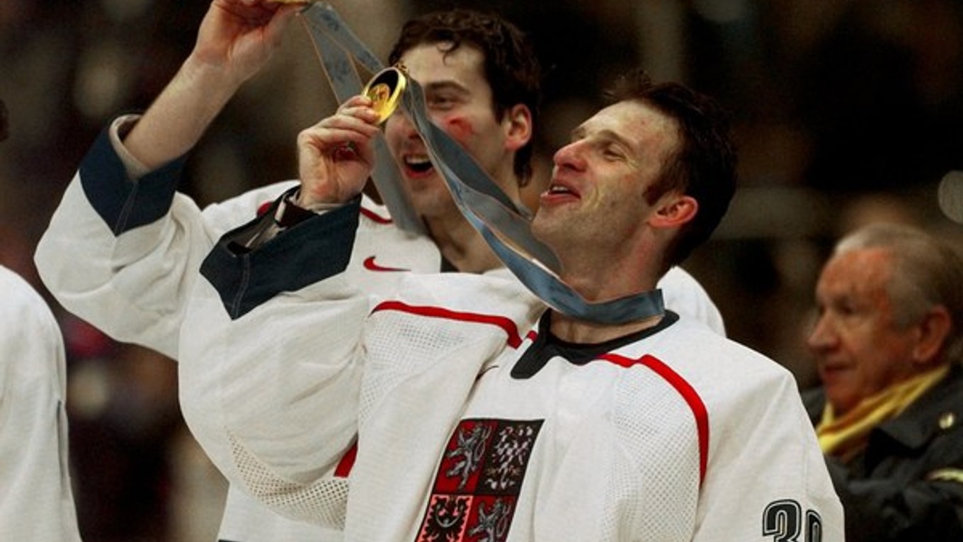 Richard Šmehlík (vľavo) a Dominik Hašek sa tešia zo zlatých medailí na zimných olympijských hrách v Nagane 1998.