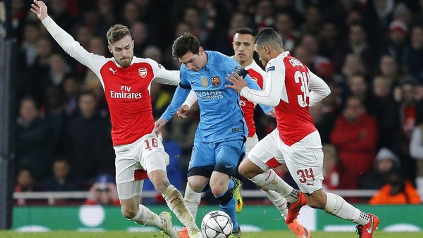 Lionel Messi sa pokúša predrať cez trojicu hráčov Arsenalu.