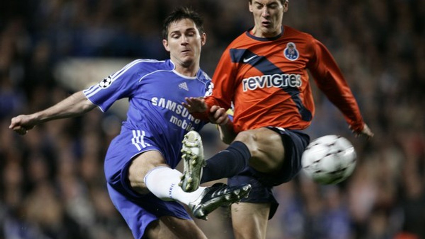 Marek Čech (vpravo) si počas kariéry obliekal aj dres FC Porto. Na snímke bojuje o loptu s Frankom Lampardom.