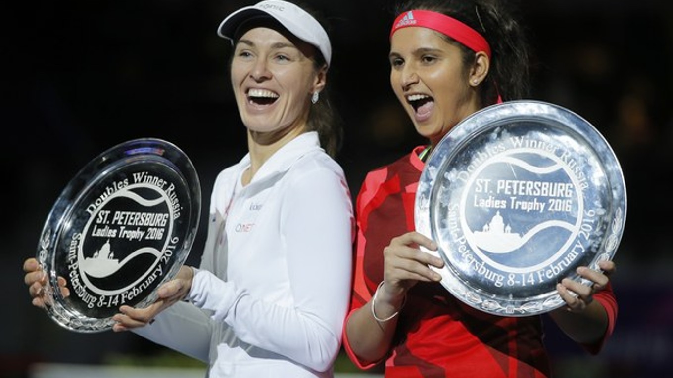 Minulý týždeň Martina Hingisová (vľavo) so Saniou Mirzovou ovládli turnaj v Petrohrade.