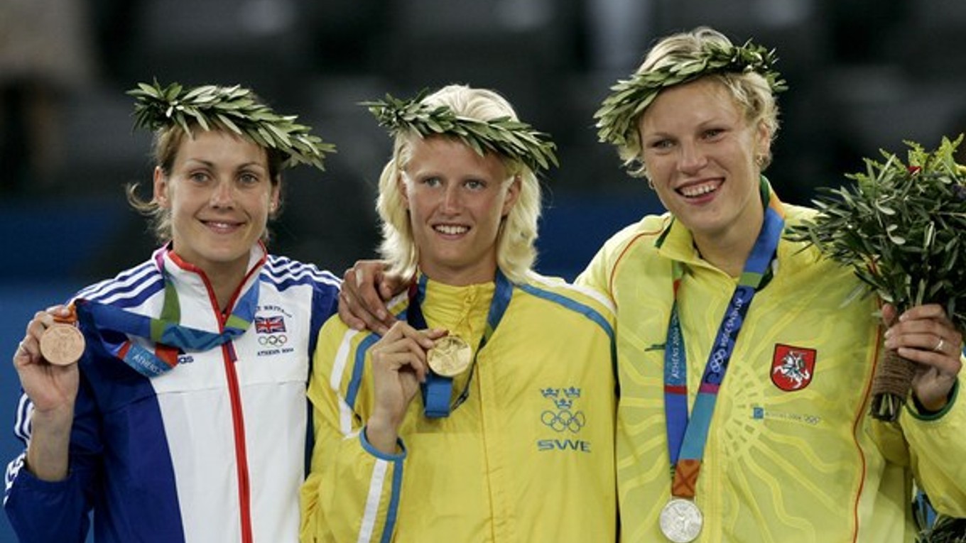 Sothertonová (vľavo) v Aténach v roku 2004 pózuje so svojou bronzovou medailou.