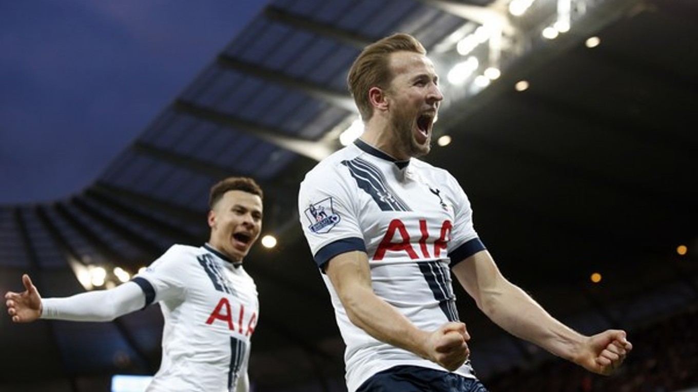 Harry Kane (vpravo) Tottenhamu vo štvrtok nepomôže.