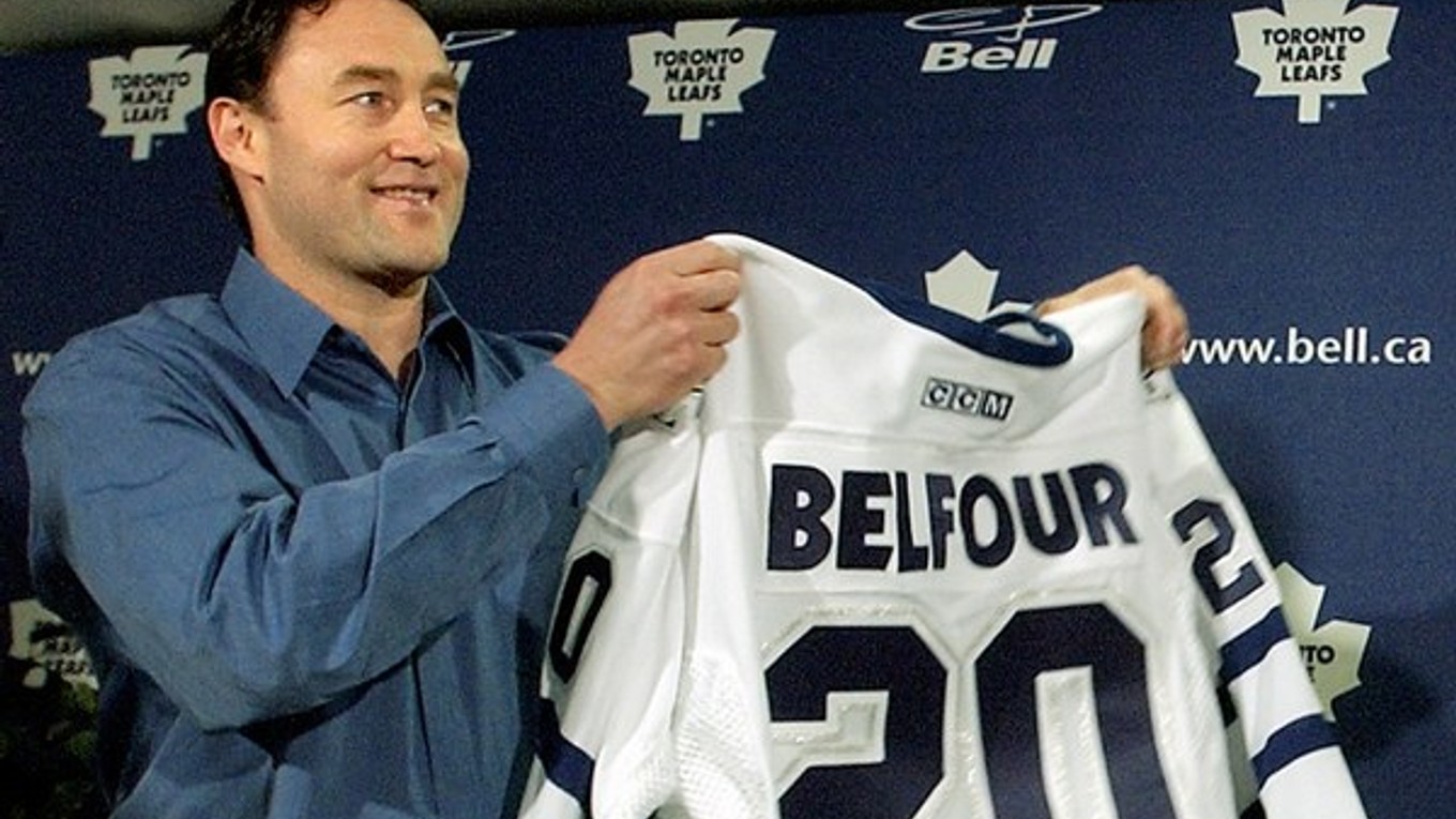 Ed Belfour predal aj desiatky svojich dresov.