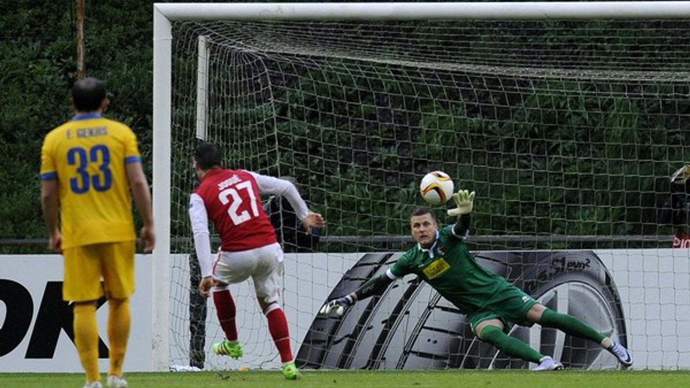 Josué zo Sportingu Braga strieľa gól do siete Sionu z pokutového kopu.