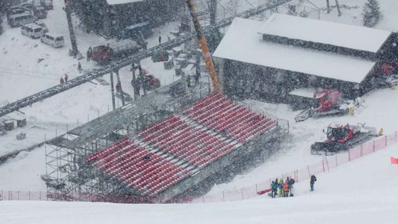 V Jasnej husto sneží, ale práce na príprave Svetového pohára pokračujú.