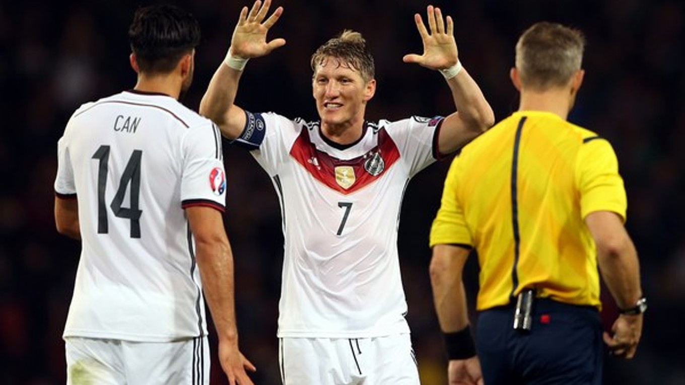 Bastian Schweinsteiger (v strede) je kapitánom nemeckej futbalovej reprezentácie.