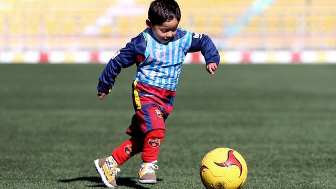 Fotografia malého chlapca v igelitke obletela svet.