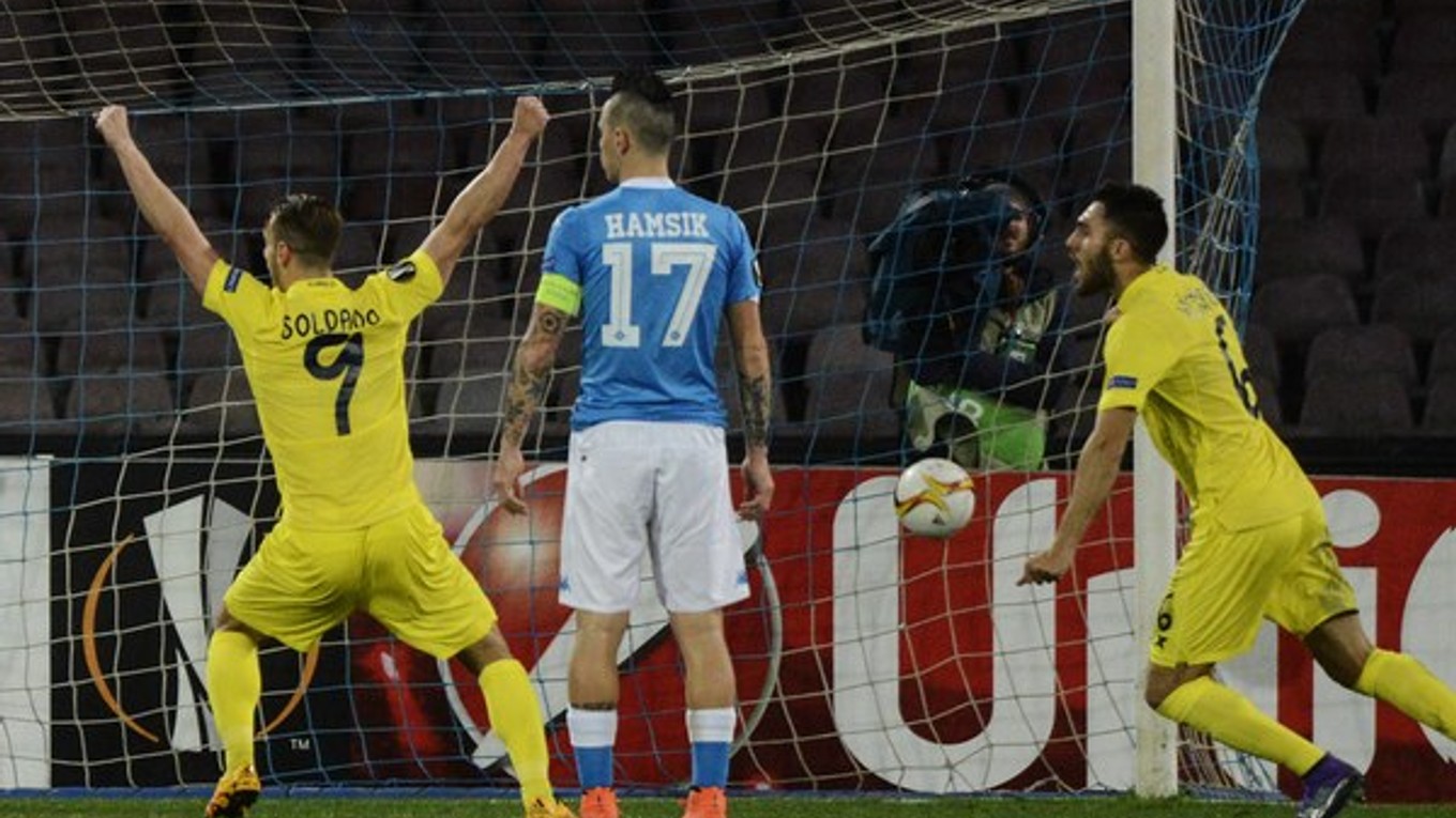 Futbalisti Villarrealu oslavujú gól do siete Neapola, Marek Hamšík sa len smutne prizerá.
