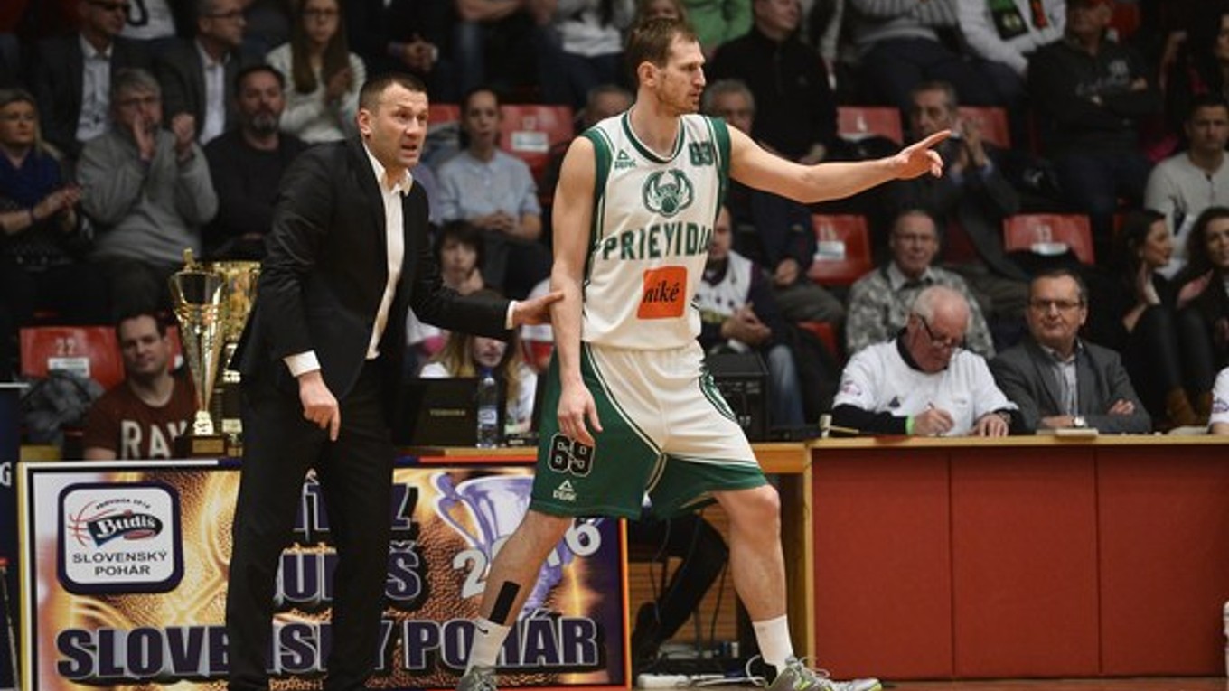Tréner Prievidze Miljan Čurović (vľavo) a Jozef Vojtek.