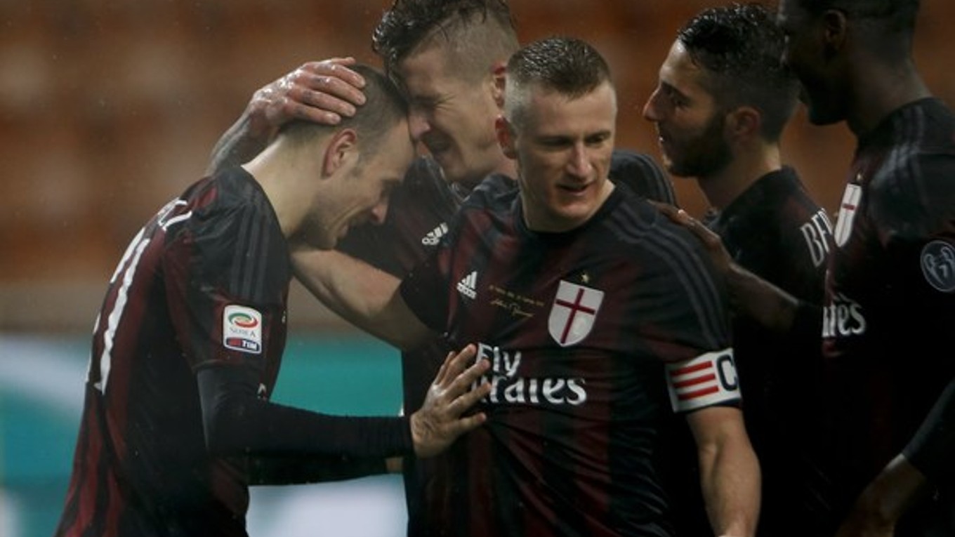 Futbalisti AC Miláno sa tešia z gólu. Druhý zľava Juraj Kucka.