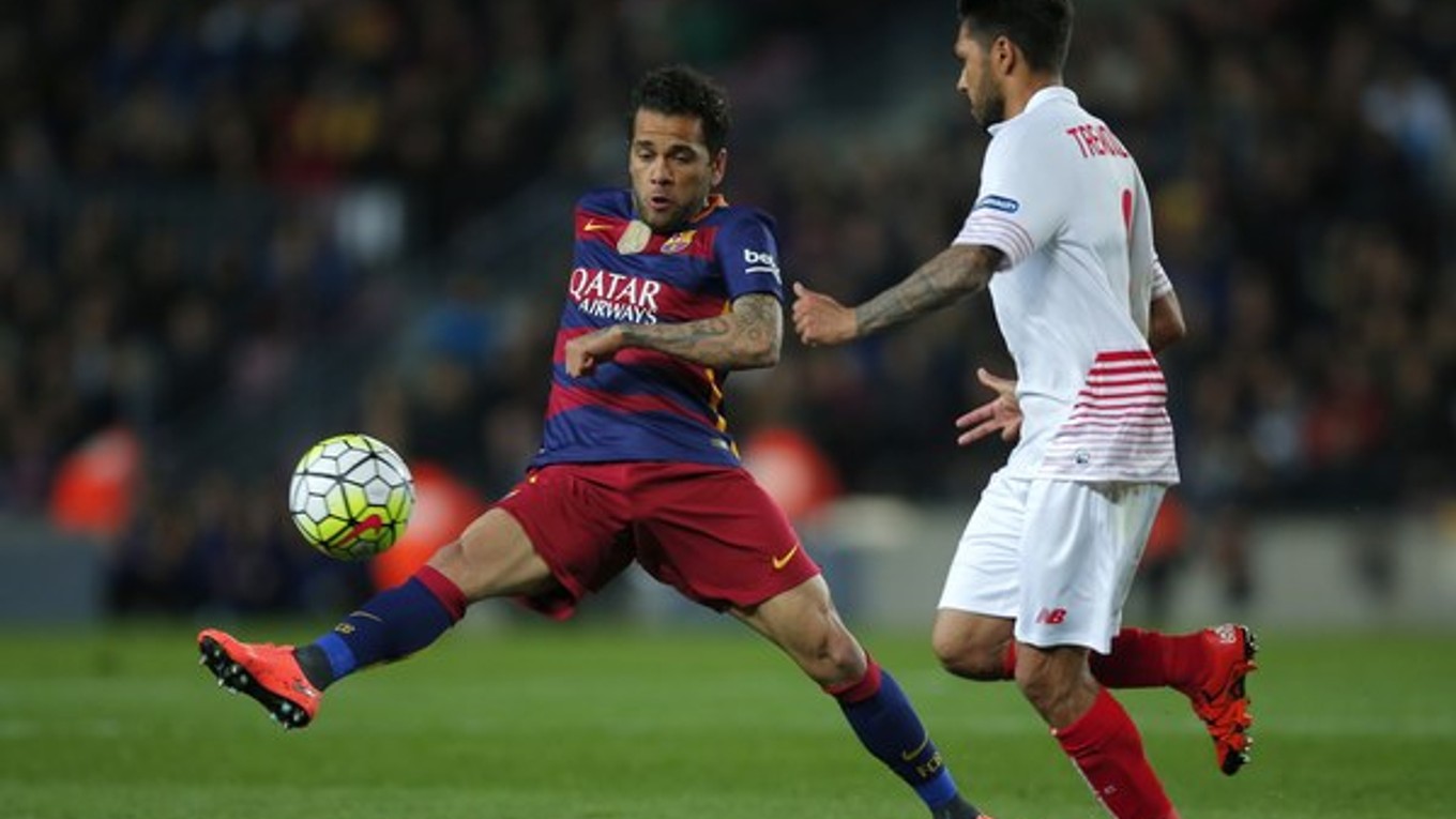 Barcelončan Dani Alves (vľavo) v súboji s Benoitom Tremoulinasom z FC Sevilla.