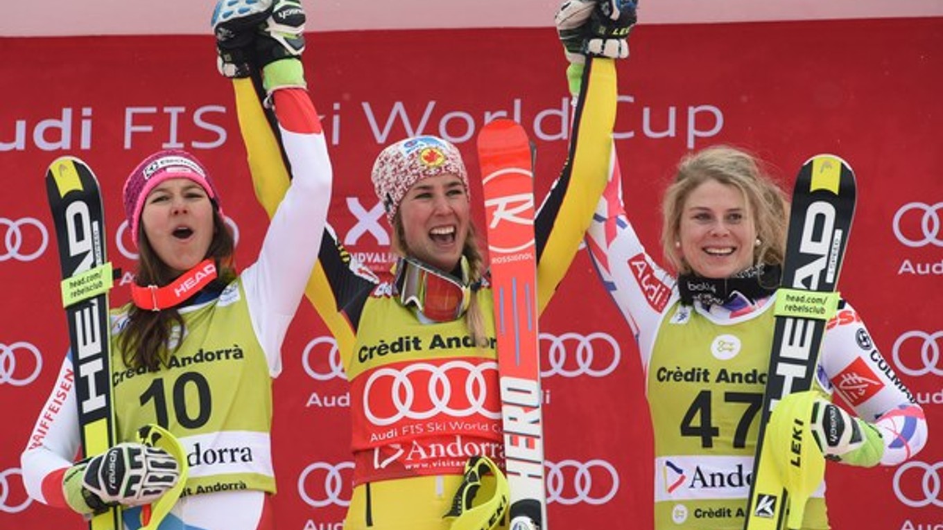 Víťazka Gagnová (uprostred) n stupni víťazov spolu s Wendy Holdenerovou (vľavo) a Anne-Sophie Barthetovou.