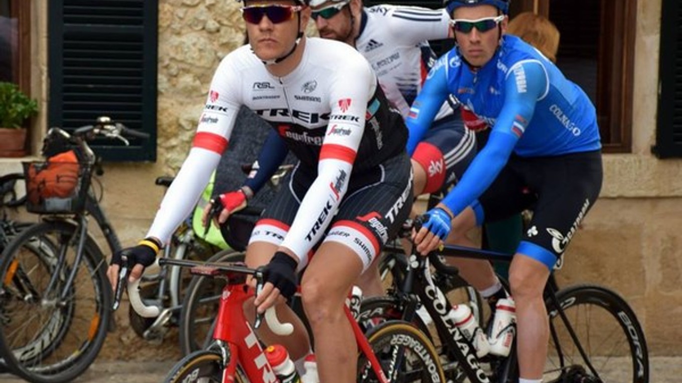 Víťazom dnešných pretekov sa stal domáci jazdec Jasper Stuyven (v popredí).