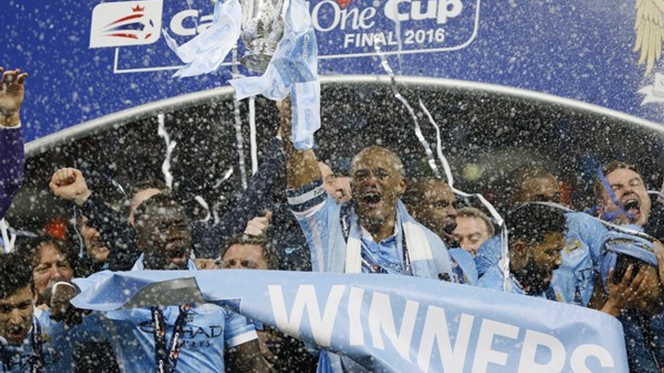 Kapitán Vincent Kompany sa so spoluhráčmi teší z triumfu v Ligovom pohári.