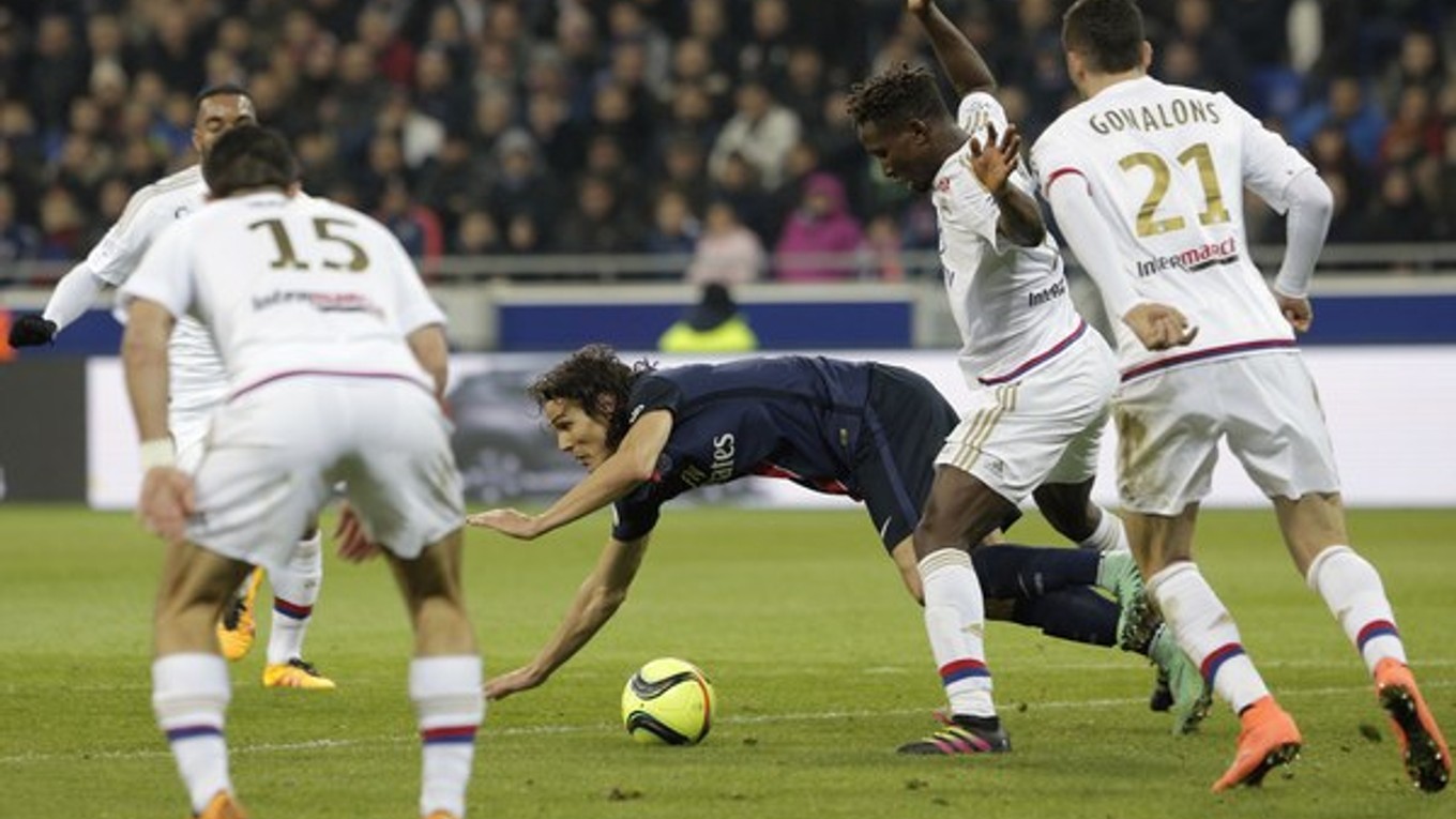 Proti odhodlane hrajúcim Lyončanom sa nepresadil ani Edinson Cavani (v strede).