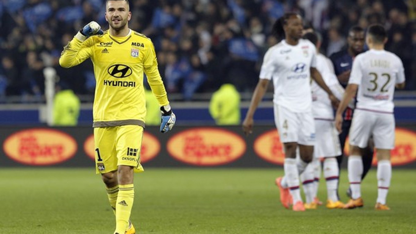 Brankár Lyonu Anthony Lopes sa teší z víťazstva Lyonu, v pozadí oslavujú jeho spoluhráči.