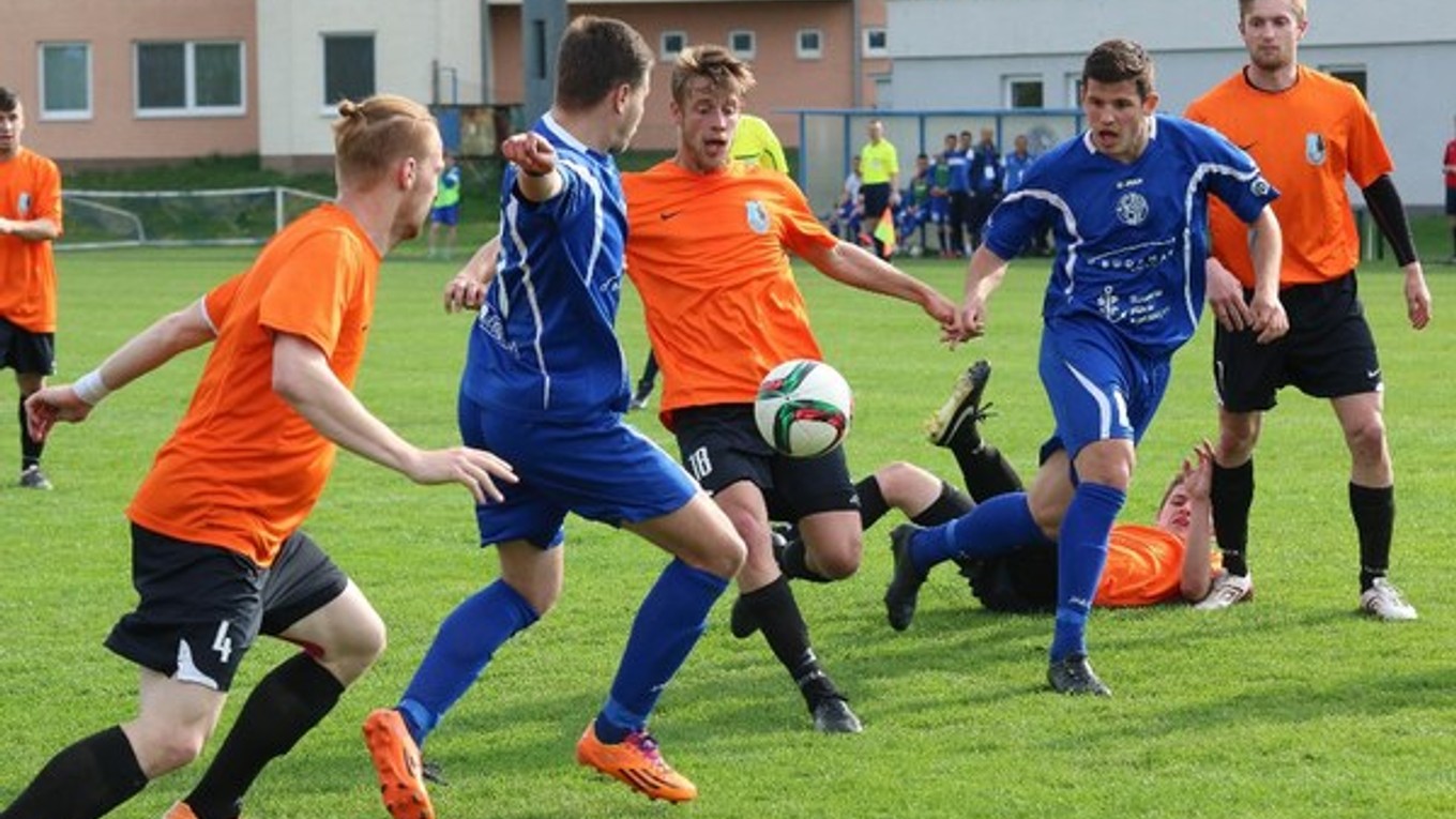 MFK Dolný Kubín odhlásil svoje seniorské družstvo (oranžové dresy) z druhej najvyššej súťaže.