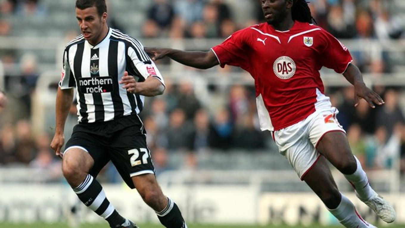 Sno (vpravo) v drese Bristolu City.