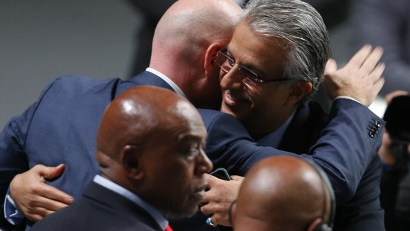 Šejk Salman bin Ebrahim Al Khalifa (vpravo) blahoželá Giannimu Infantinovi k zvoleniu za prezidenta FIFA.