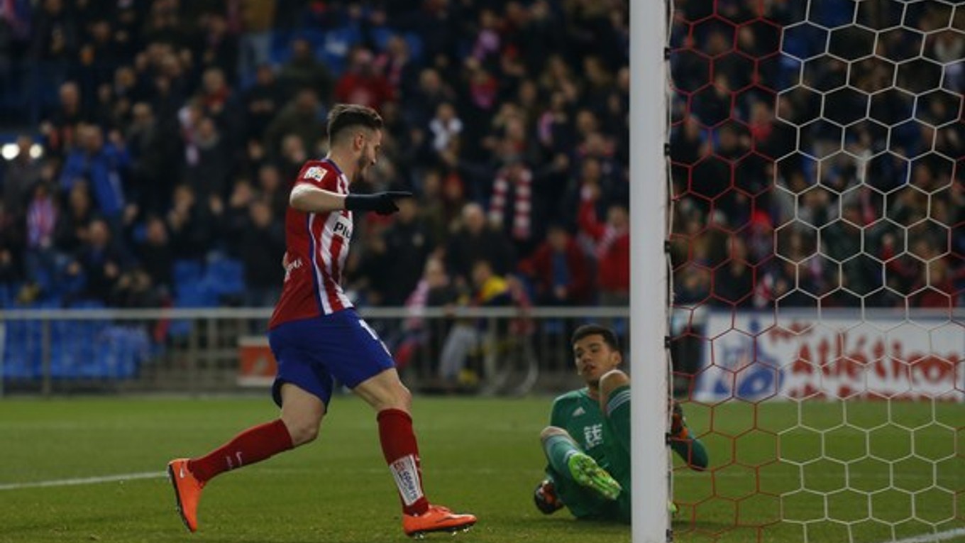 Saúl Ňíguez strieľa gól do siete Realu Sociedad.